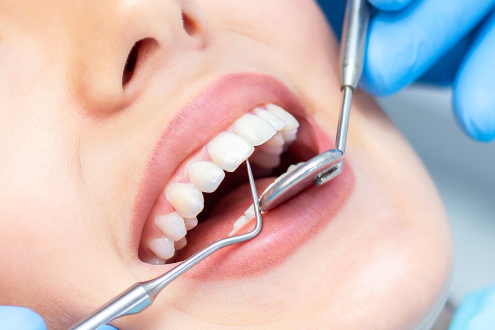 dentista revisando dientes