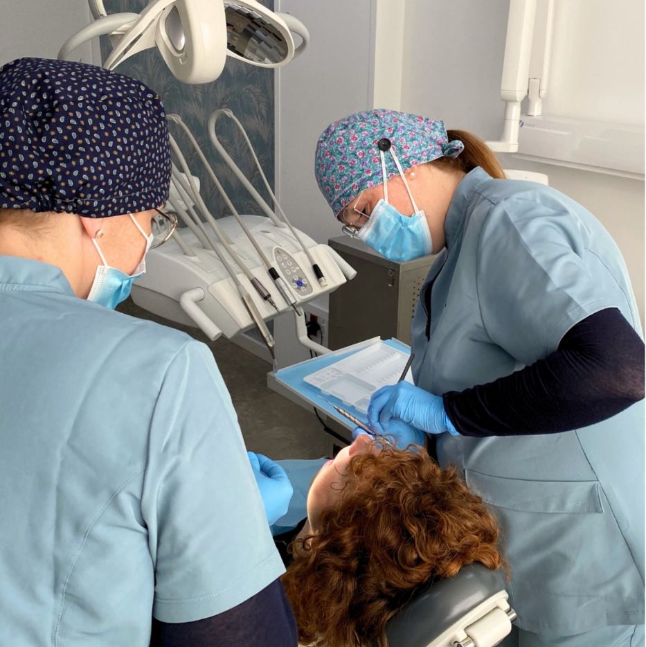 Doctora trabajando en paciente en la Clínica Dental Ginés